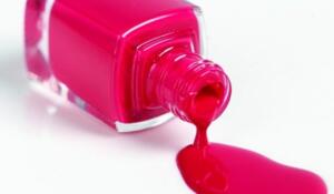 Nagellak vlekken op de vloer verwijderen