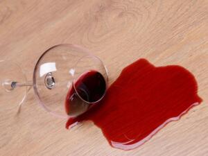 Alcohol vlekken op de vloer verwijderen