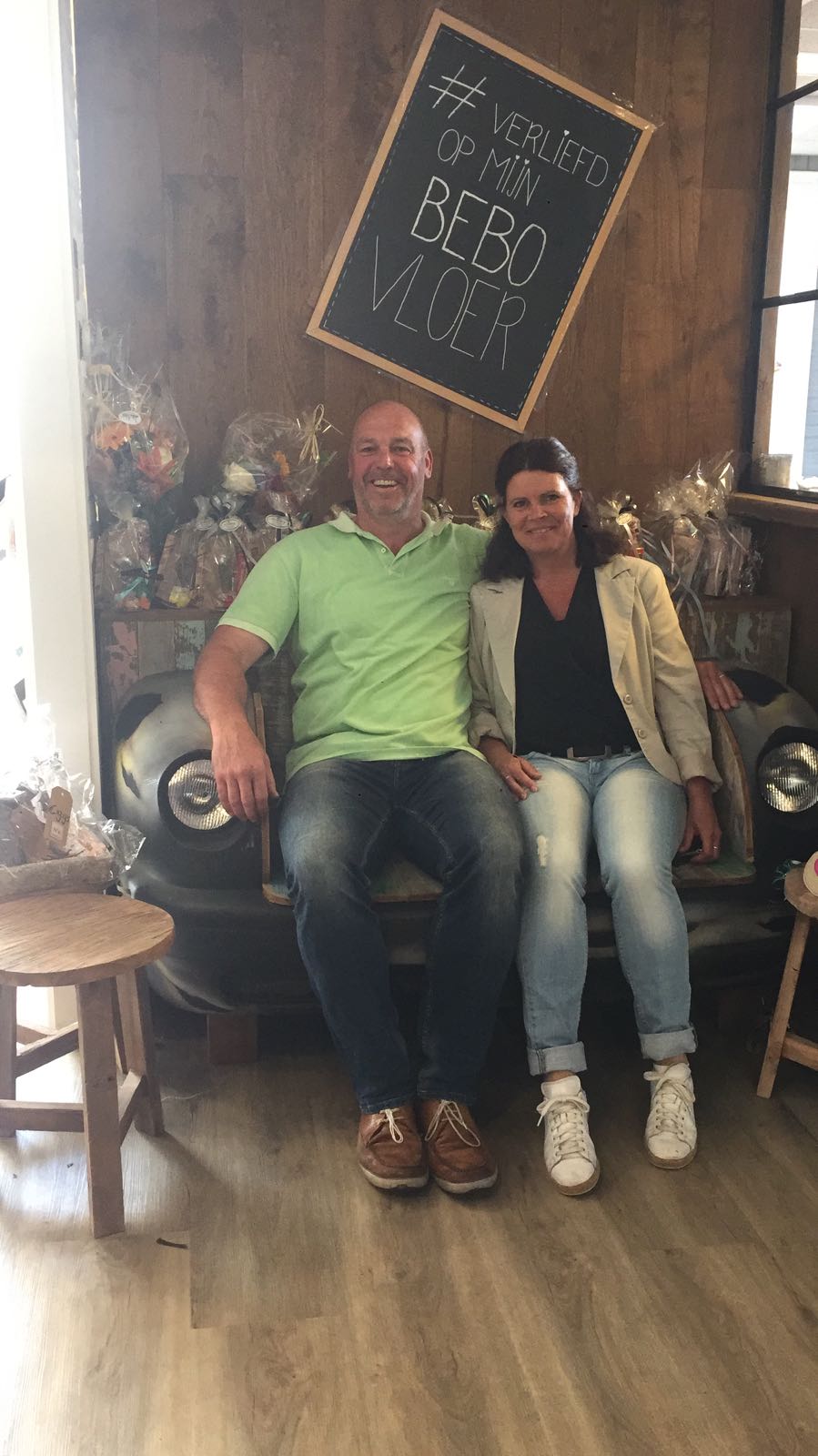 Meneer en mevrouw Ten Broeke zijn geweldig blij met hun prachtige nieuwe tafel, stoelen en 2 nieuwe hanglampen! Veel plezier ervan!