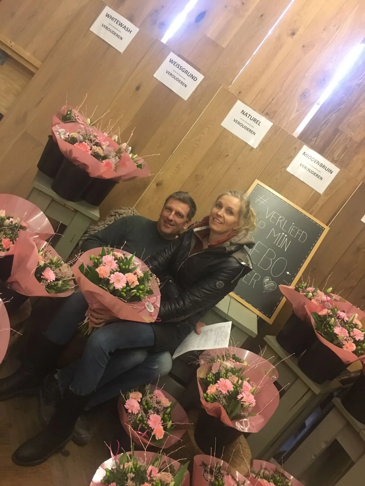 Fam. Bouman uit Rotterdam.gaan met een complete laminaat vloer naar huis. Fam. Bouman uit Rotterdam.gaan met een complete laminaat vloer naar huis.