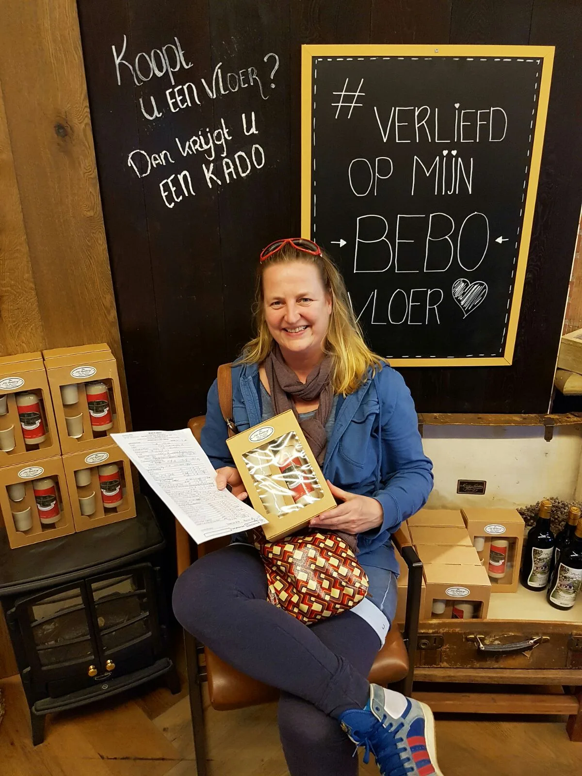 Mevrouw de Vreeze uit Utrecht gaat dik tevreden naar huis met een mooie houten, én laminaat vloer voor drie verdiepingen! Mevrouw de Vreeze uit Utrecht gaat dik tevreden naar huis met een mooie houten, én laminaat vloer voor drie verdiepingen!