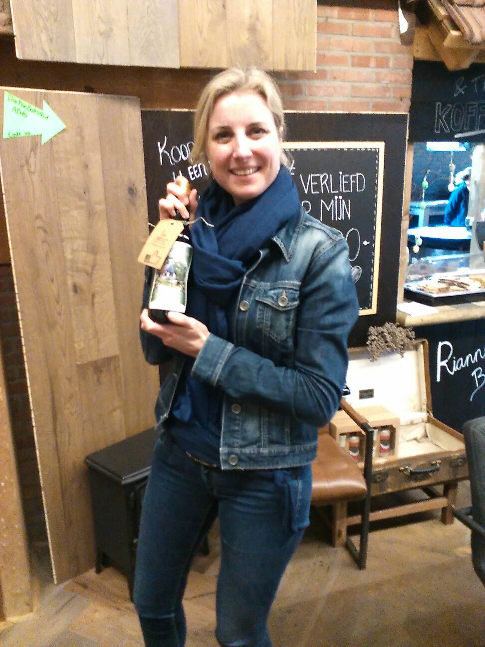 Fam Stavanuiter uit Monnickendam heeft een hele mooie lamel parket vloer gekocht en gaat naar huis met een lekker flesje wijn.