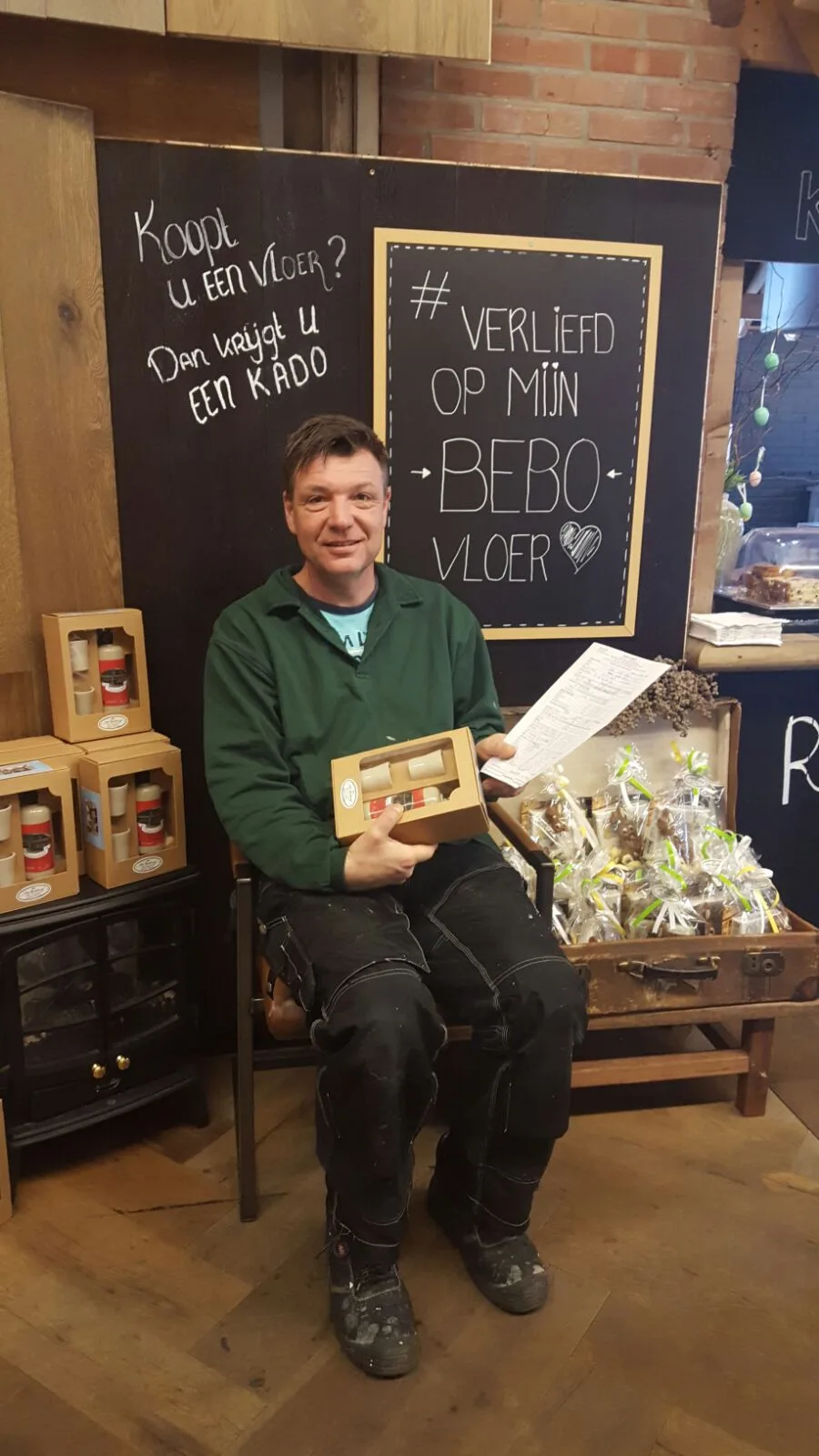 Mijnheer is heel blij met zijn nieuwe vloer maar was ook erg tevreden met de hulp en de koffie en broodje knakworst. Hij gaat tevreden naar huis.😊 Mijnheer is heel blij met zijn nieuwe vloer maar was ook erg tevreden met de hulp en de koffie en broodje knakworst. Hij gaat tevreden naar huis.😊