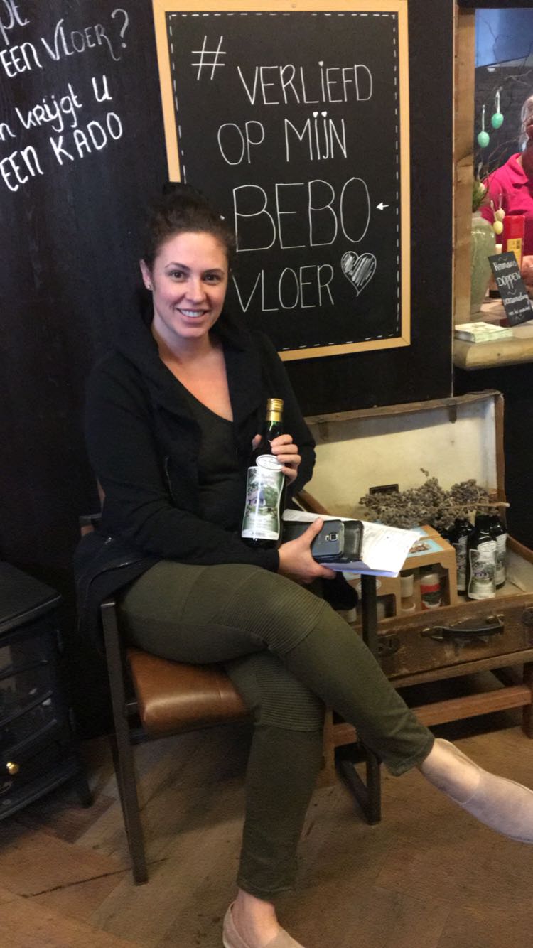 Mevrouw Pieters is blij met haar net gekochte laminaat vloer die in hulst komt te liggen met een lekkere flierbessen wijn