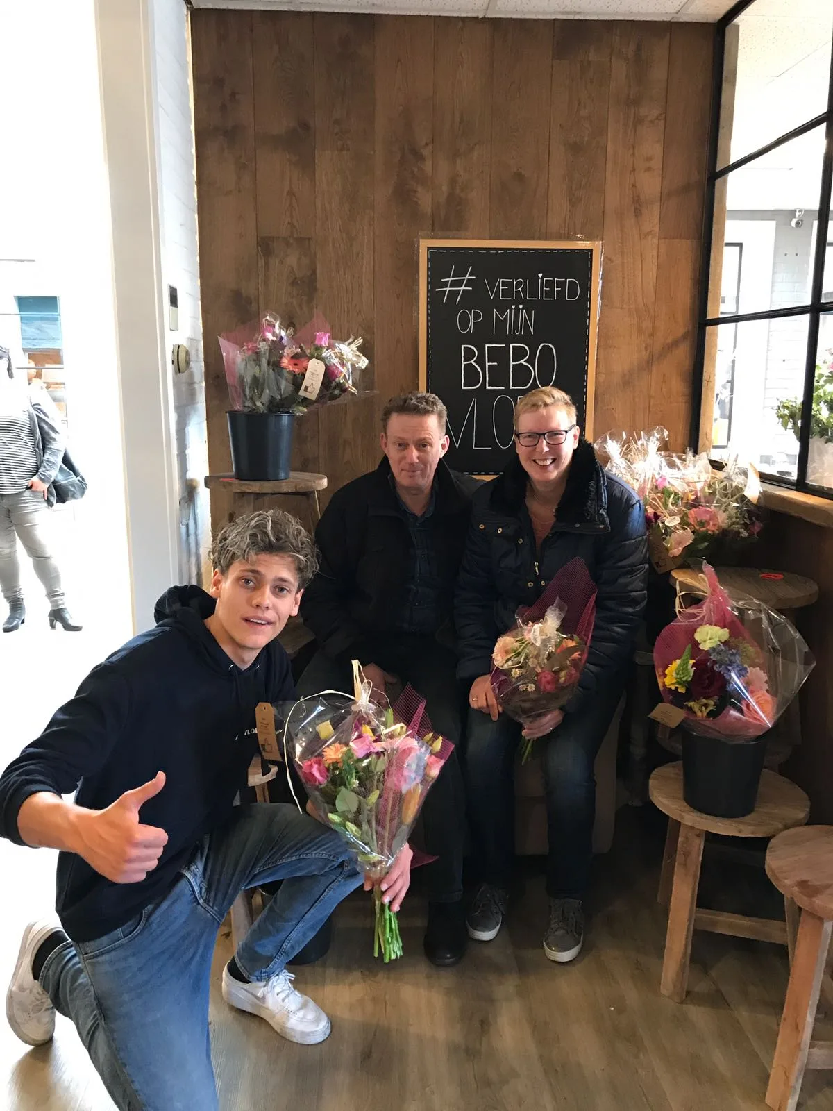 Meneer en mevrouw Zwinselman gaan dolblij de deur uit en hebben een prachtige pvc vloer gekocht! Meneer en mevrouw Zwinselman gaan dolblij de deur uit en hebben een prachtige pvc vloer gekocht!