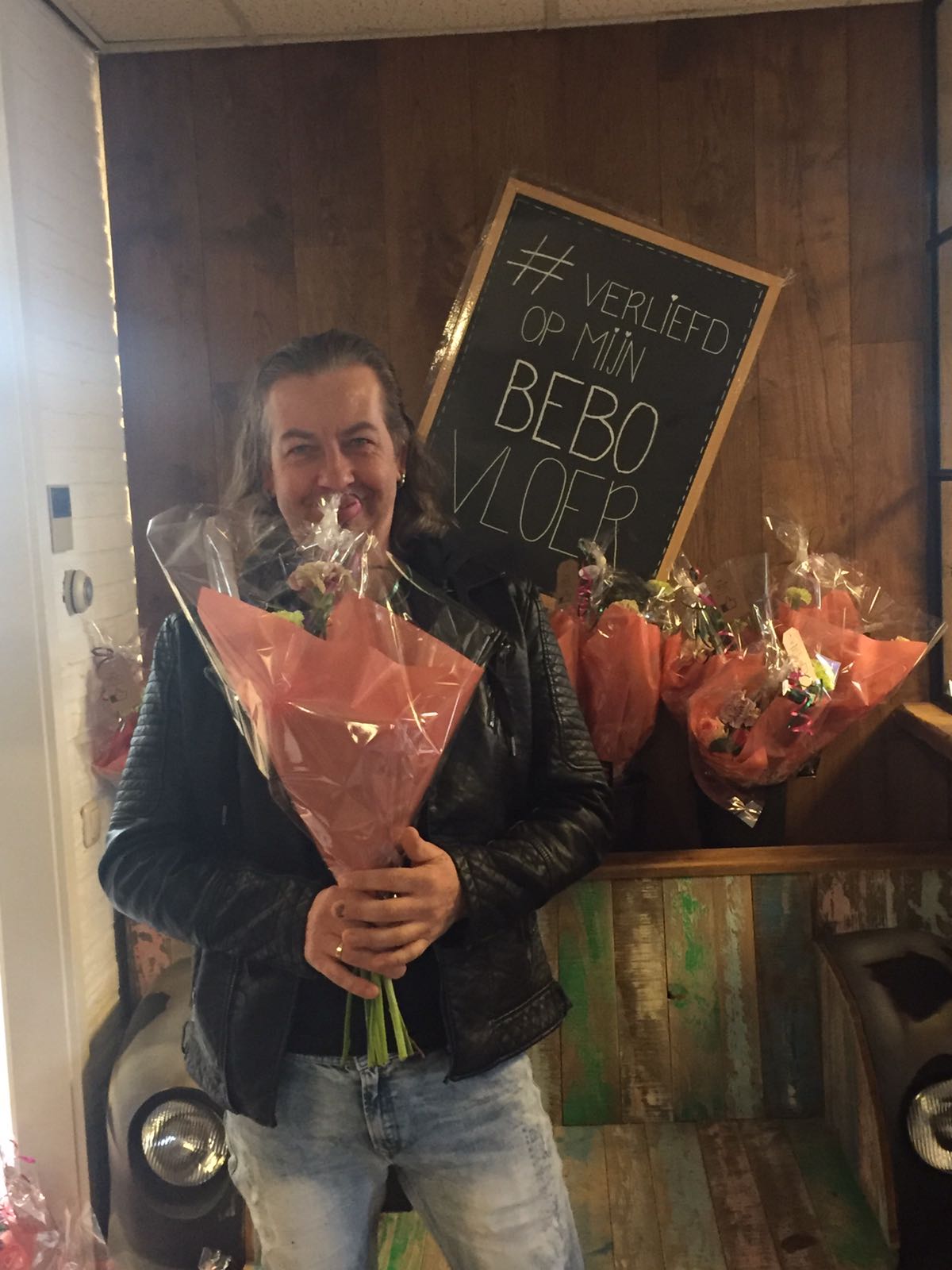 Gerrit uit Almelo is dolgelukkig met zijn nieuwe wijntafel voor zijn vriendin!