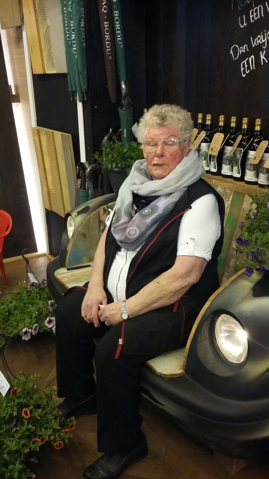 Mevrouw poldermans uit alkmaar gaat tevreden naar huis met een mooie restpartij laminaat.