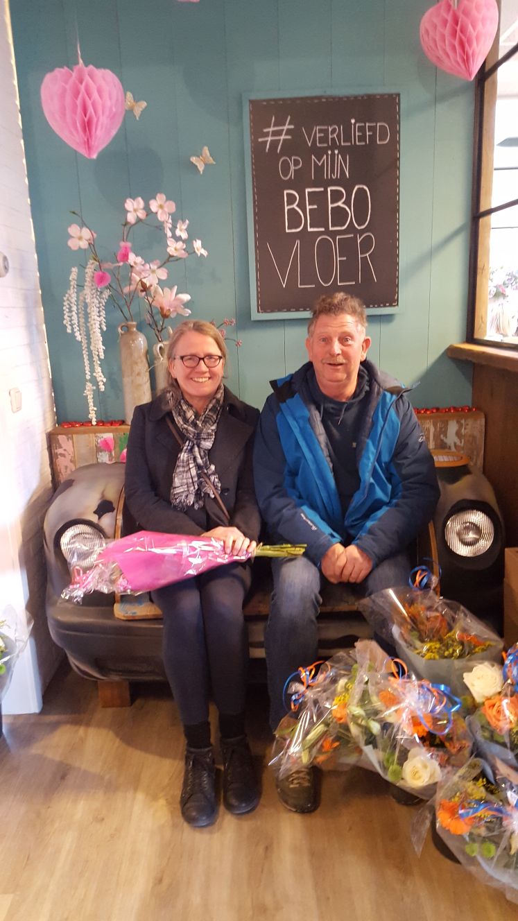 Familie berendsen uit Doetichem gaan naar huis met een mooie boomstam tafel en Sandy stoelen.