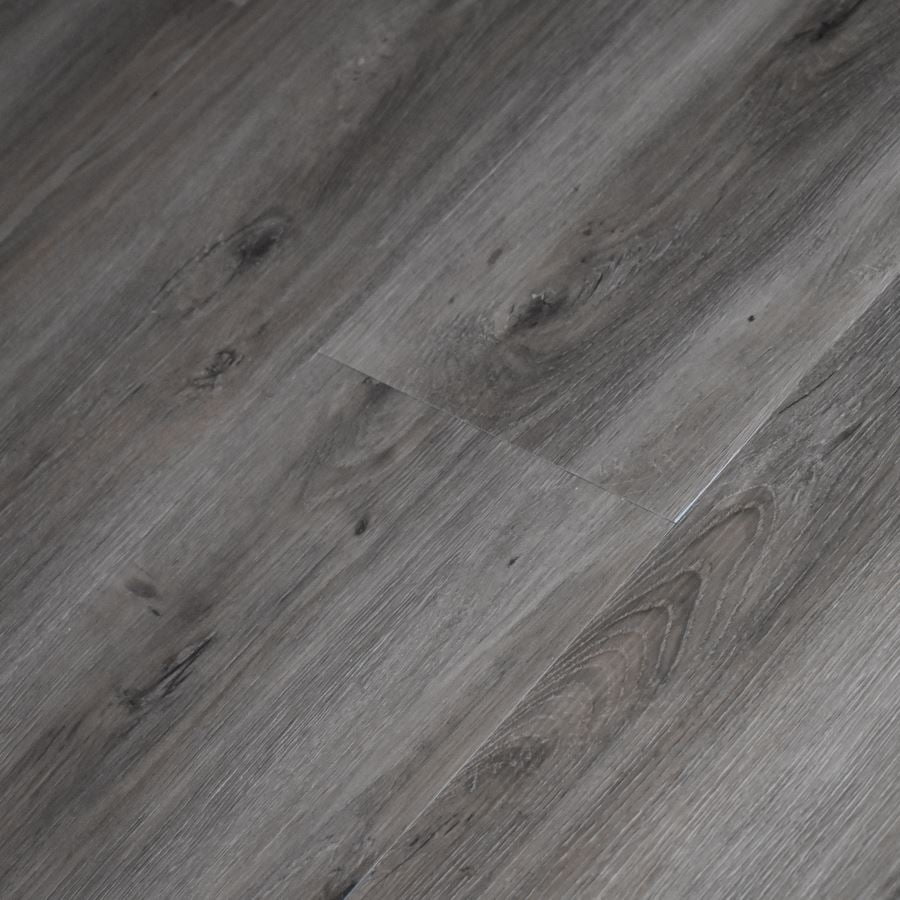 V-groef laminaat om de planken afzonderlijk uit te laten komen en zo het effect te geven van een houten vloer terwijl het een laminaatvloer is.