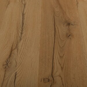 Rustieke PVC vloer met voelbare noesten, niet van een houten vloer te onderscheiden.