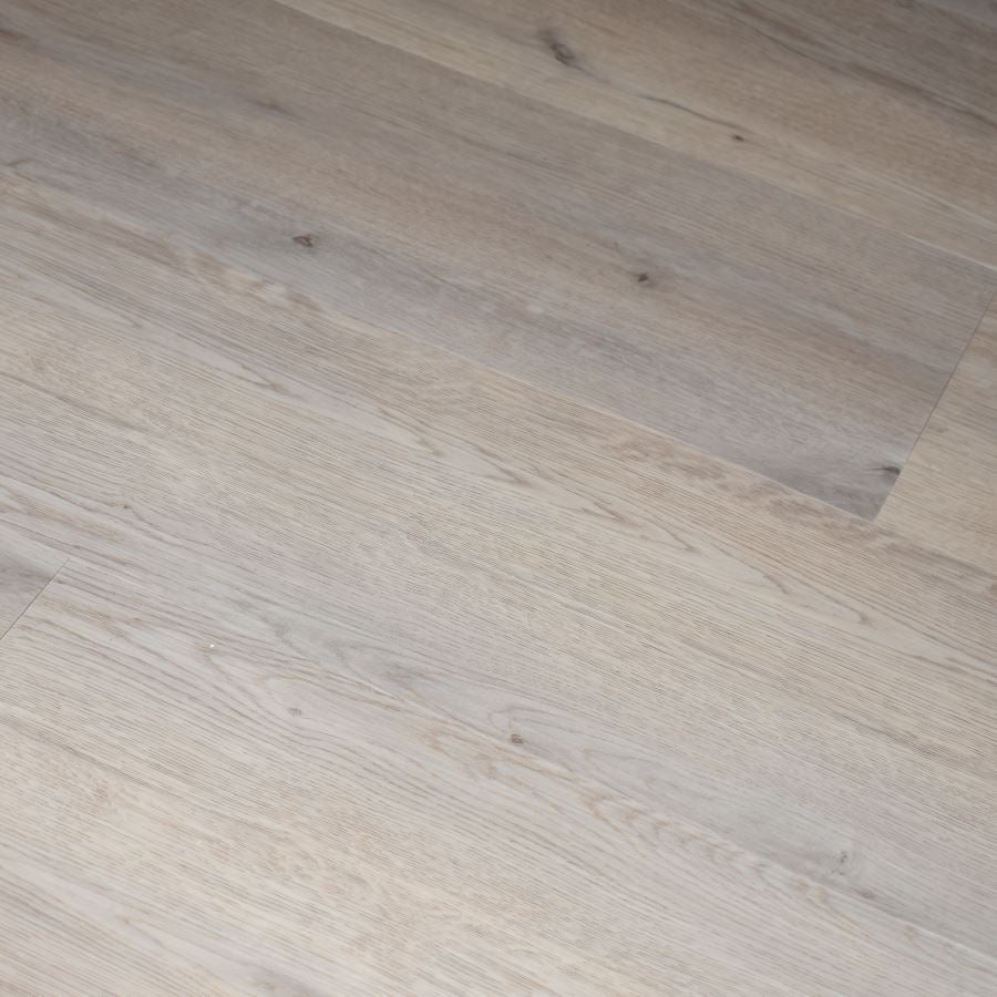 Wit gerookte pvc vloer met voel en zichtbare houtstructuur. Lijkt op laminaatvloeren en laminaat.