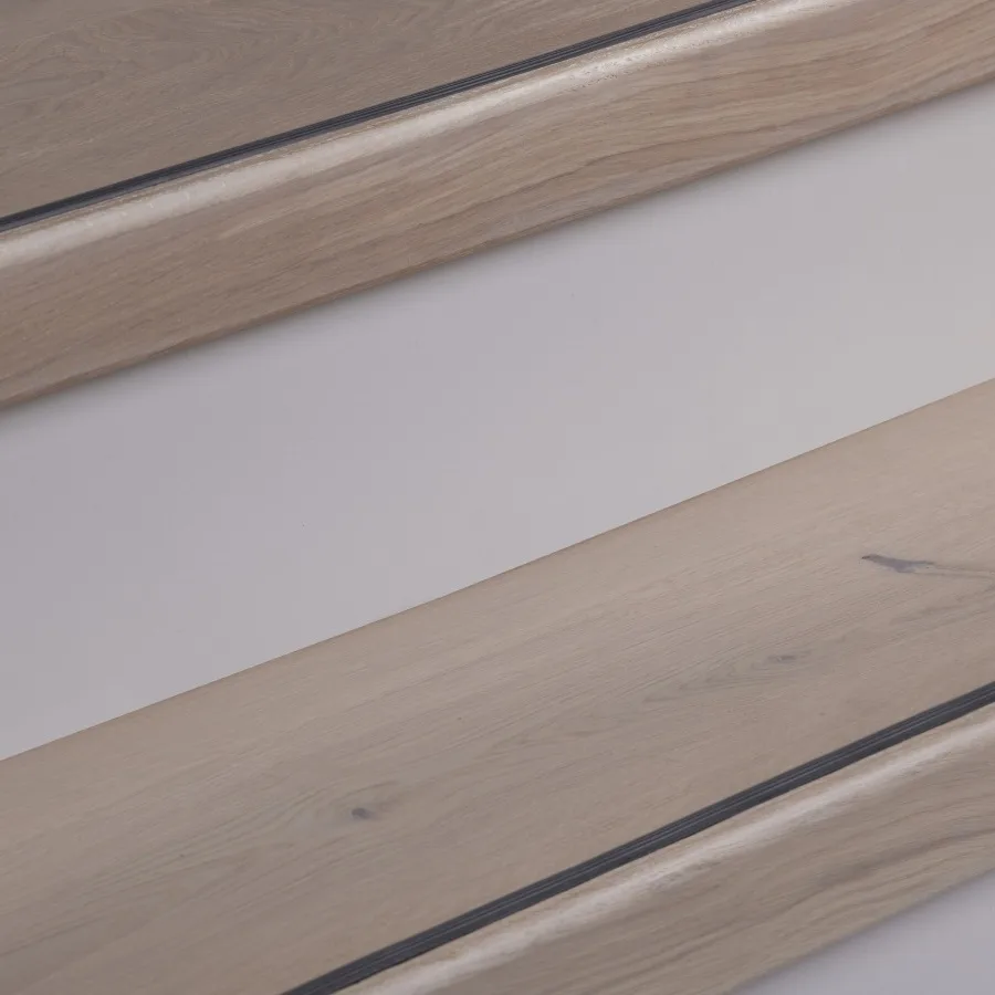 Traprenovatie hout krijtwit met witte stootborden