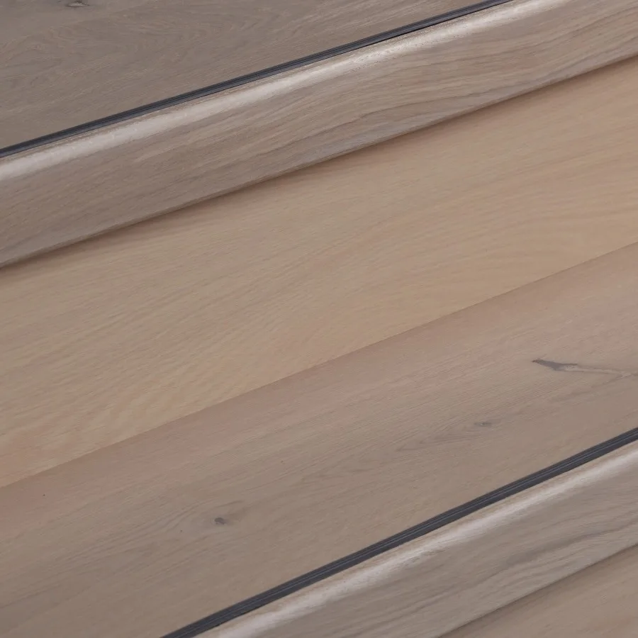 Traprenovatie krijtwit met houten stootborden