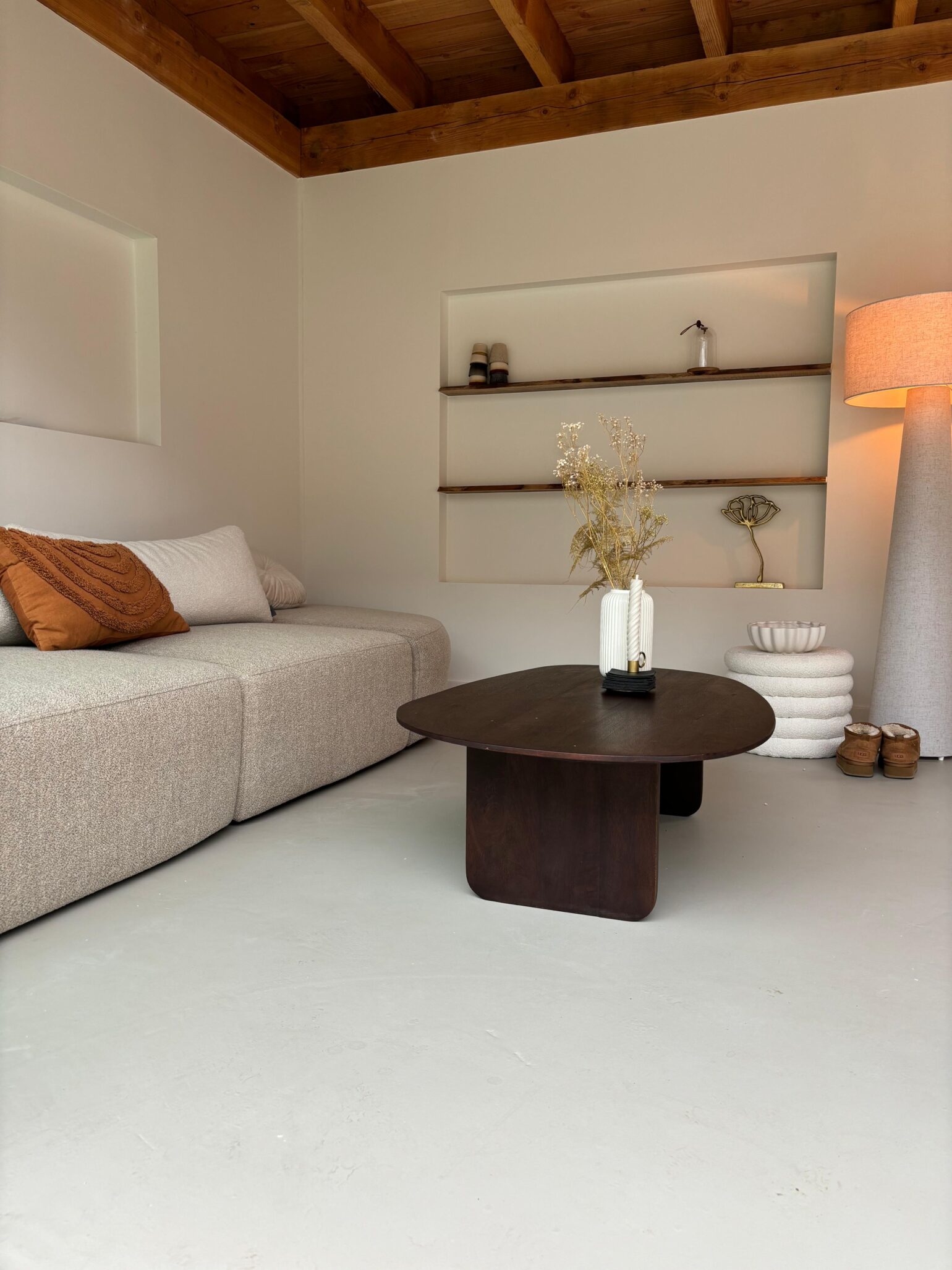 Gietvloer in overkapping buiten Gietvloer in overkapping buiten